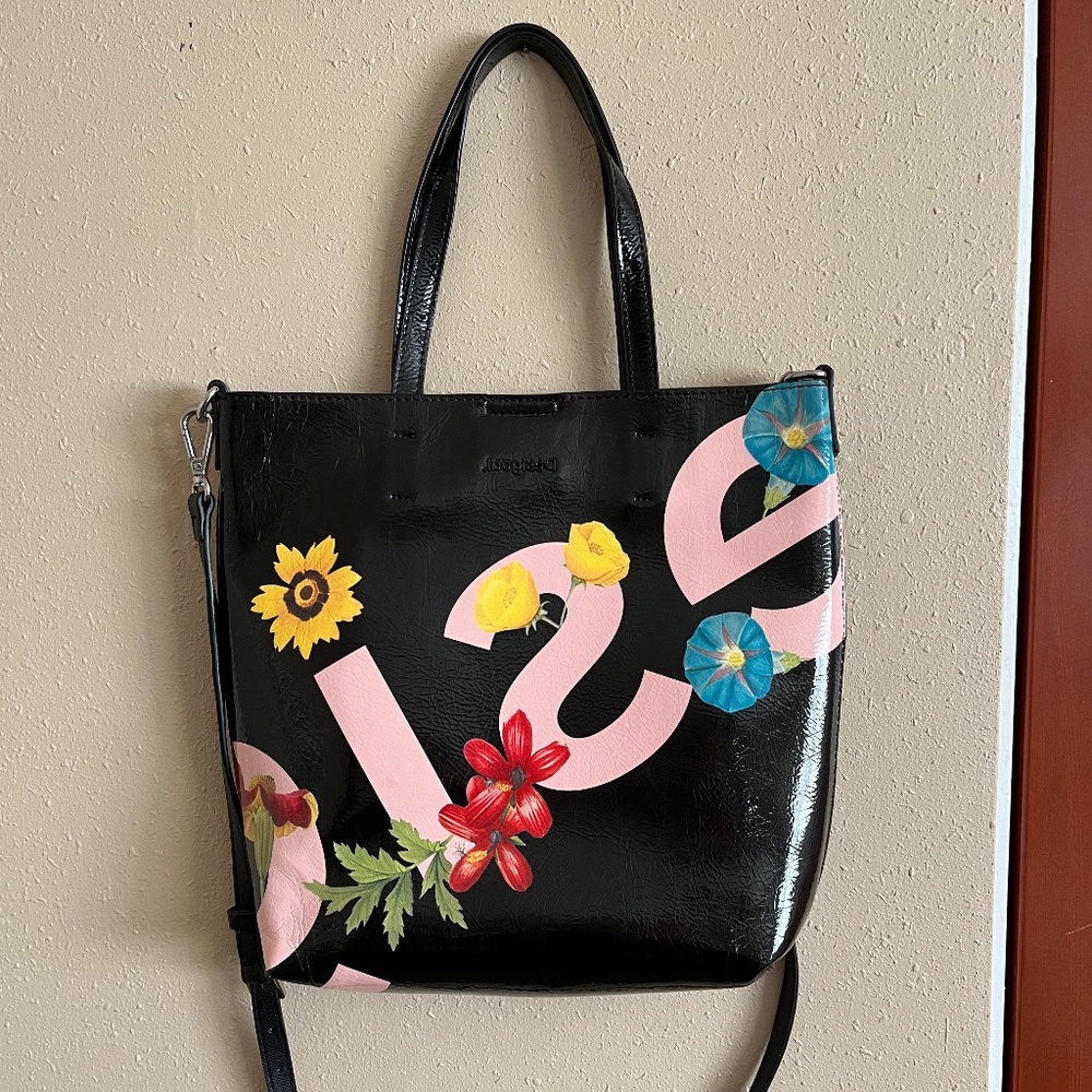 ☔️🌼🌈 Desigual faux patent leather bag, like new condition